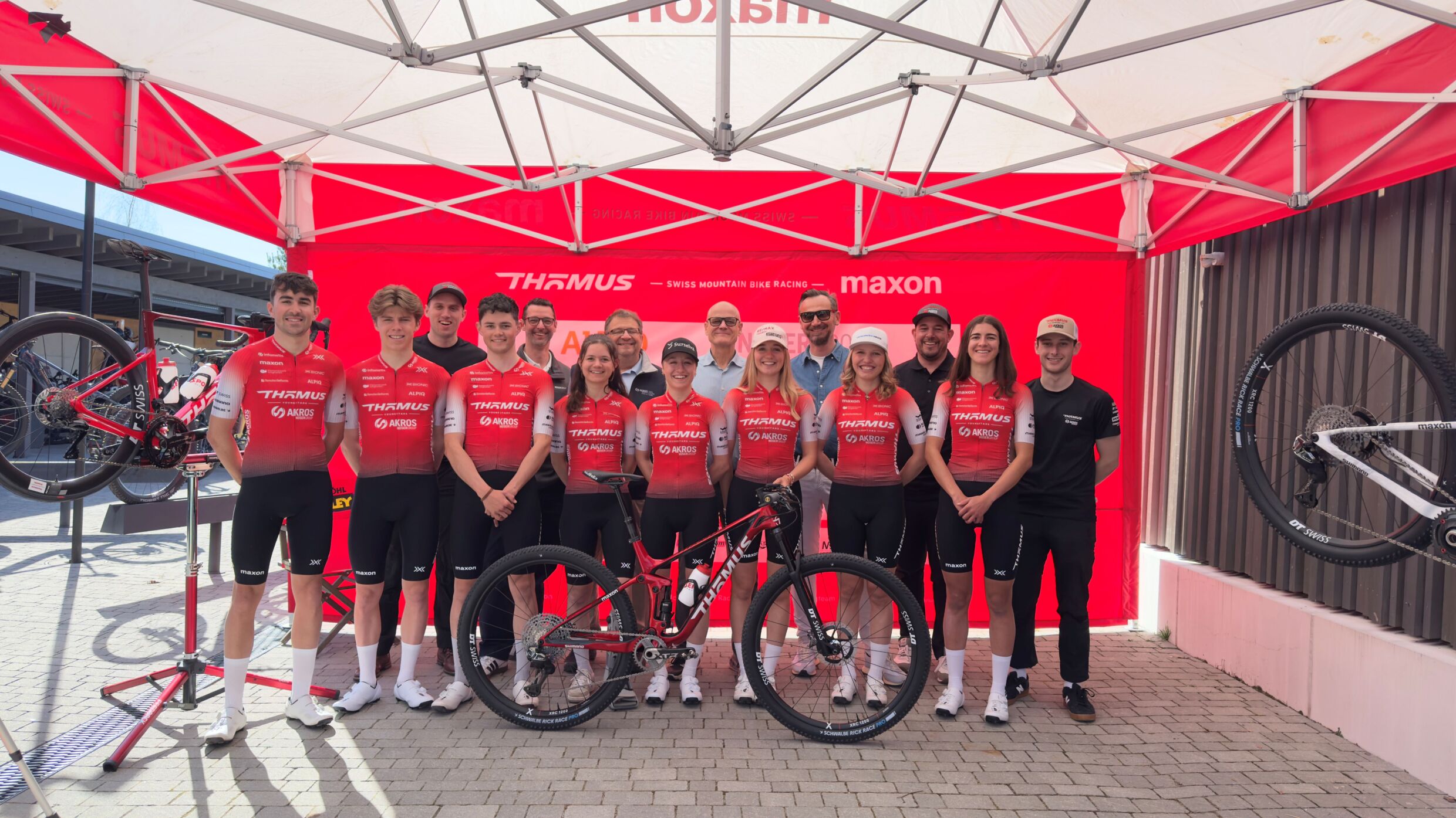 AKROS bleibt Namenssponsor des Nachwuchs-Biketeams